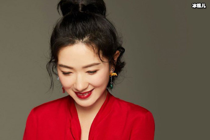【QY球友会】万茜戛纳海边阳光美照，肌肤白皙优雅自信