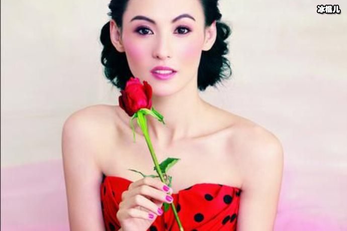 【QY球友会】张柏芝晒亲子游泳视频，大儿子8块腹肌抢镜