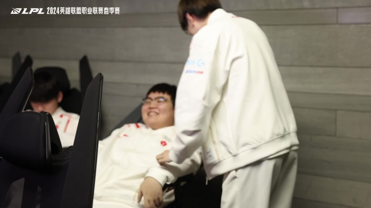 【QY球友会】TES赛后花絮：什么叫队内地位！Meiko给369按摩