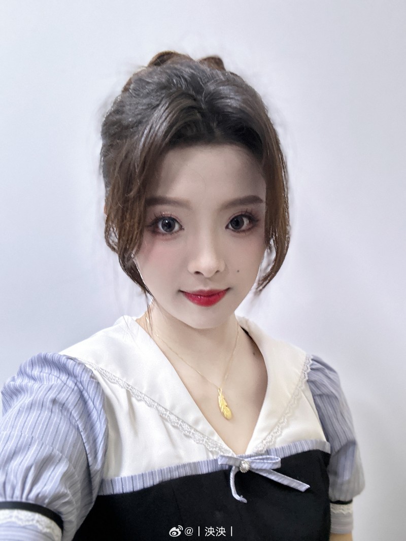 【QY球友会】电竞“杨超越”泱泱晒美照：黑色连衣裙 真的太显腿长了吧~
