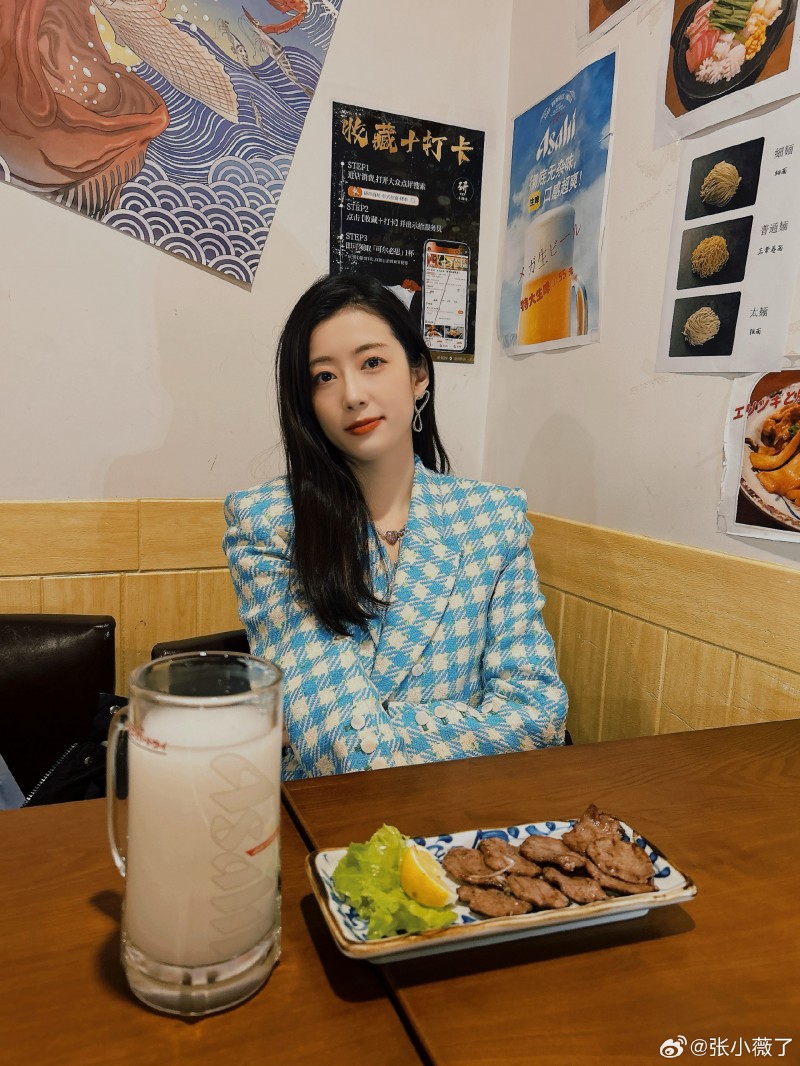 【QY球友会】女主持人张小薇晒照：在居酒屋里面~这白色的是什么酒呢？