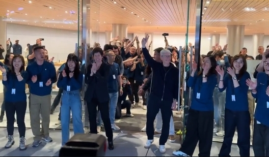 【QY球友会】苹果上海静安 Apple Store 零售店正式开业，库克亲临现场揭幕