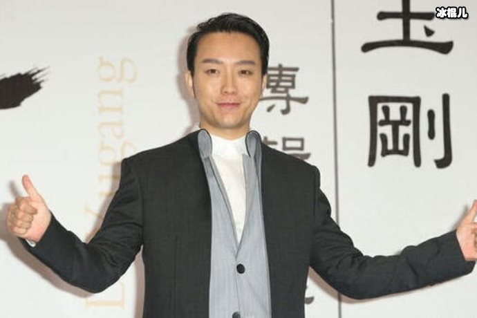 【QY球友会】李玉刚演唱会首次挑战吊威亚，穿白色长袍如同置身画中