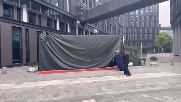 【QY球友会】暴雪回归后 杭州网易公司为庆祝 在楼下立起巨大宣传牌~