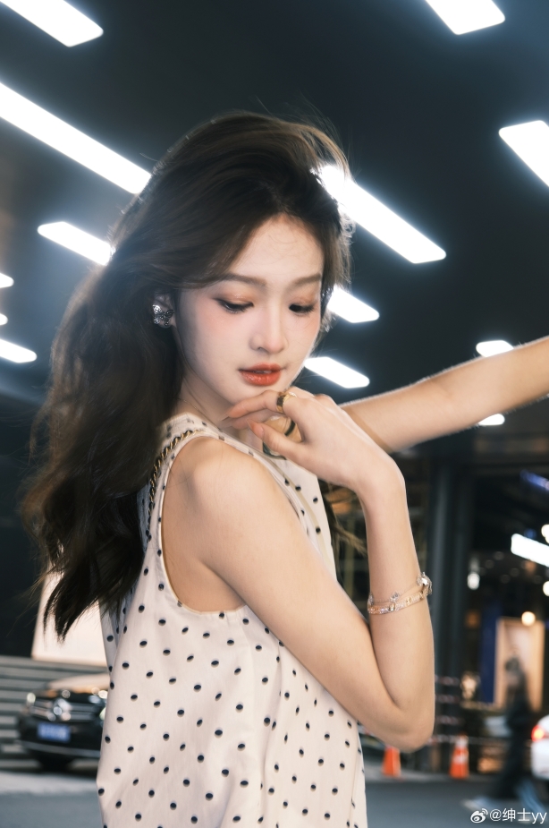 【QY球友会】王思聪00后女友沈施羽晒照：香奈儿包包~黑白斑点裙~青春又可爱~