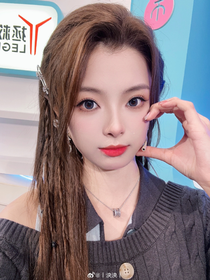 【QY球友会】LPL互动主持泱泱晒照：今天是女团风！恭喜TES了