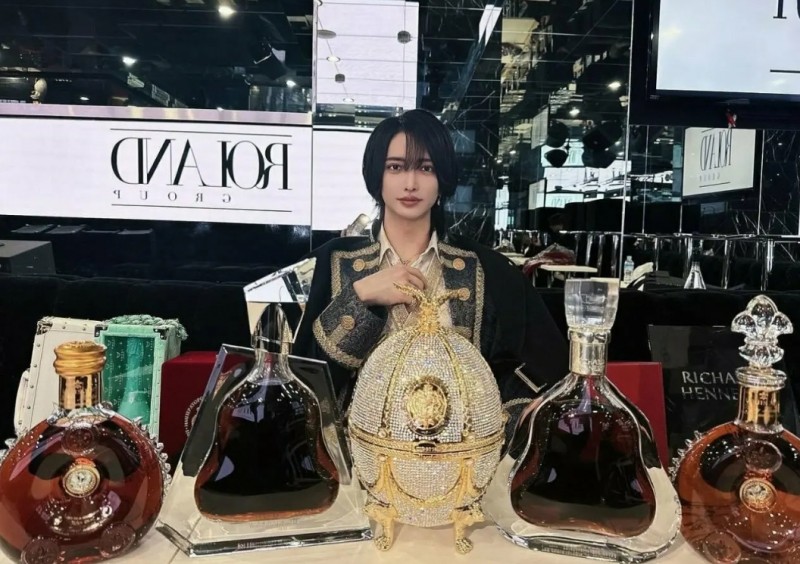 【QY球友会】电竞选手在牛郎届居然卷成第一?3月狂获1.4亿日元