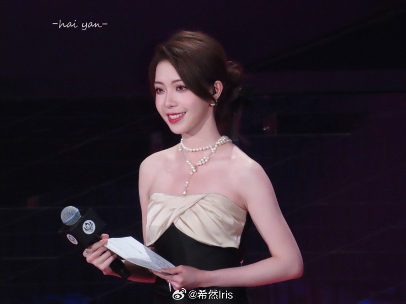 【QY球友会】女主持人希然分享昨日MSI抽签工作照：白皙脖颈,珍珠项链好美?