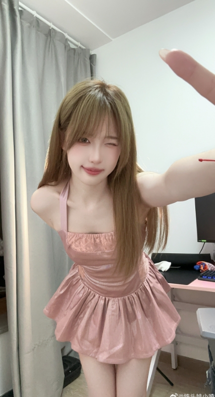 【QY球友会】解说小喳喳晒照：白皙肤色+粉色吊带短裙 直接绝杀！