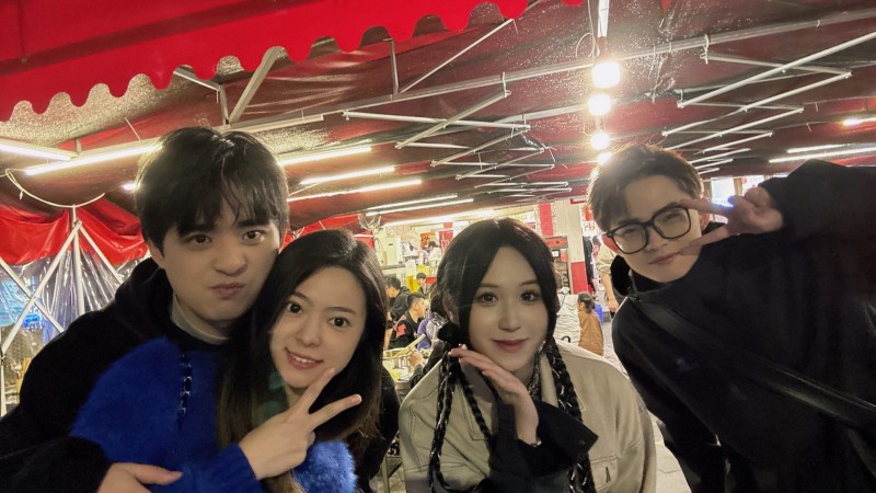 【QY球友会】suki晒与毛毛、Kris、重越合照：耶 吃成都美食