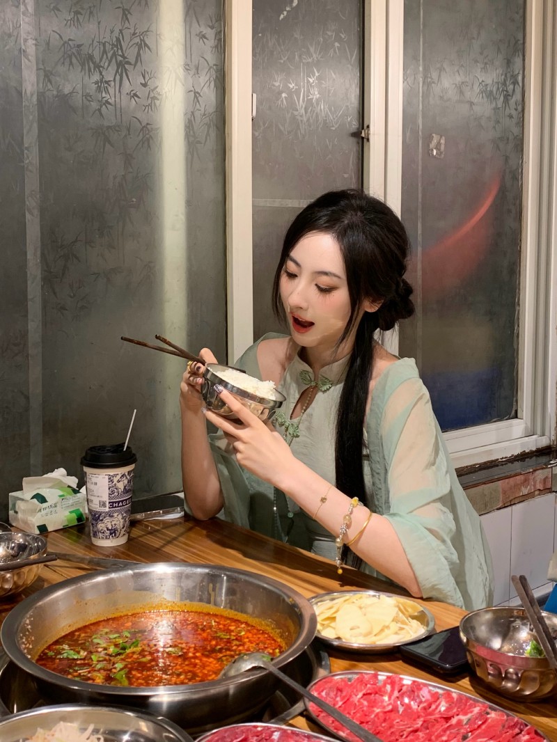 【QY球友会】结束工作衣服没换就来了！鼓鼓分享成都夜宵日常：疯狂炫火锅~