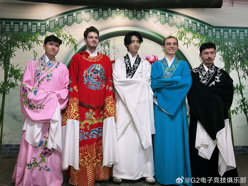 【QY球友会】G2晒选手变装戏服照片并配文：兔宝最爱的换装小游戏环节