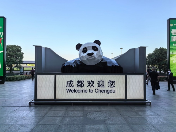 【QY球友会】解说MacT晒抵达成都照片并配文：到咯?