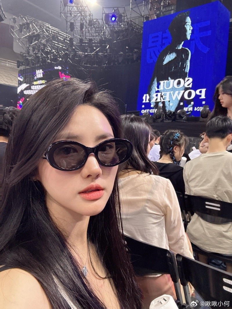 【QY球友会】英雄联盟手游互动主持人小何晒照：来看陶喆的SoulPower演唱会~