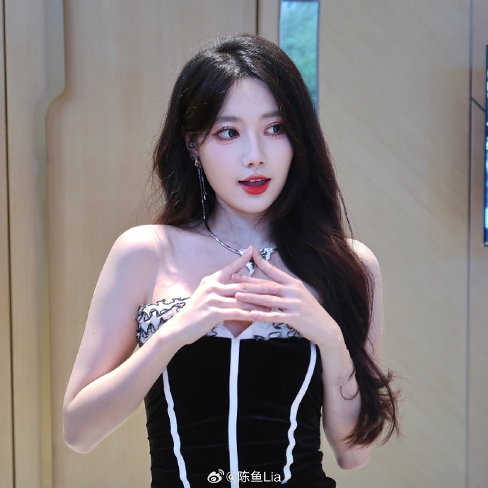 【QY球友会】美得要我命?？永劫主持陈鱼晒照：黑裙礼服彰显白皙皮肤