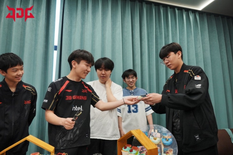 【QY球友会】JDG发布Missing生日返图：是非常幸福的一天！