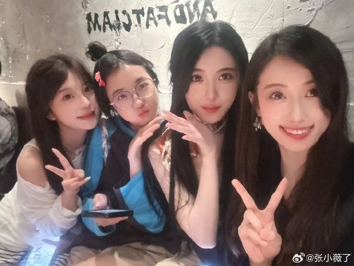 【QY球友会】LPL主持人张小薇晒照：我被美女包围啦 哈哈哈我好快乐