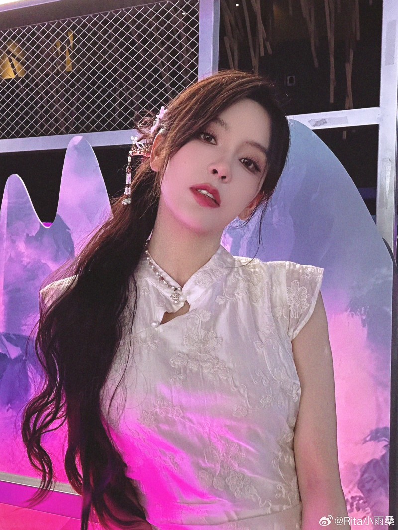【QY球友会】今天穿的是典雅白色小旗袍！Rita更博晒照：这个呢这个呢