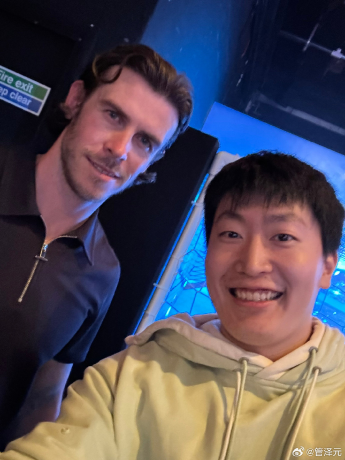 【QY球友会】管泽元晒与贝尔合影：伦敦遇到一哥们，和我说倒钩齐天大圣什么的