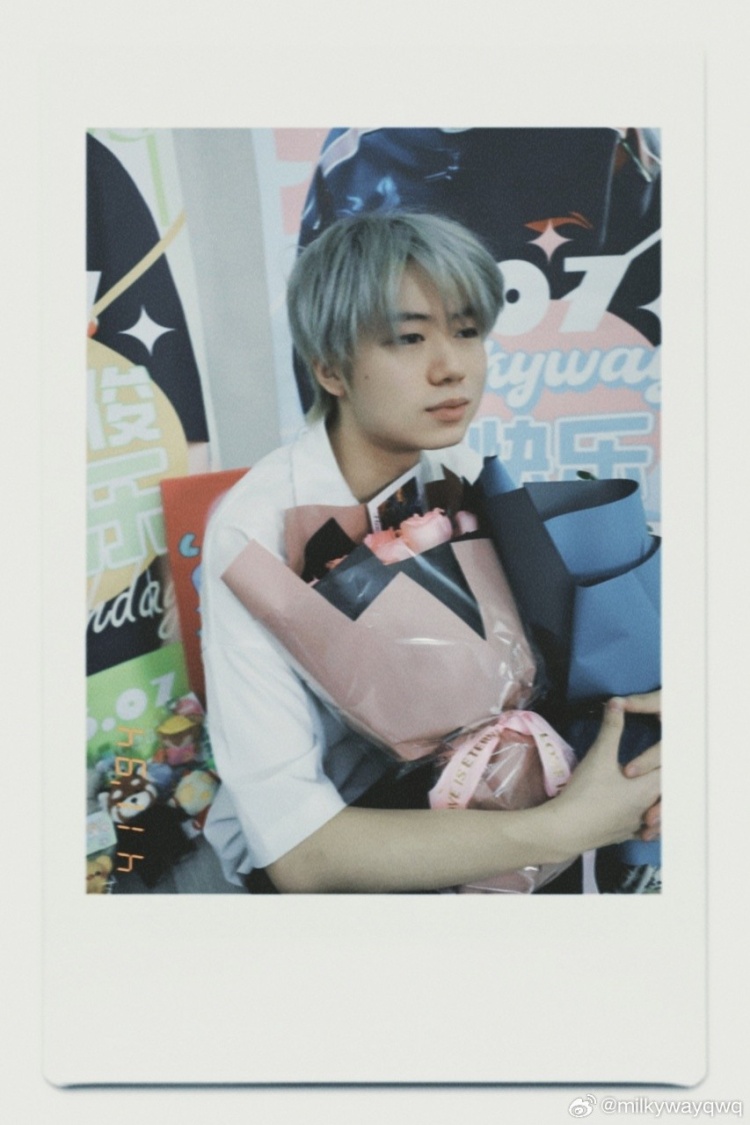 【QY球友会】FPX打野Milkyway晒照：二十岁生日！