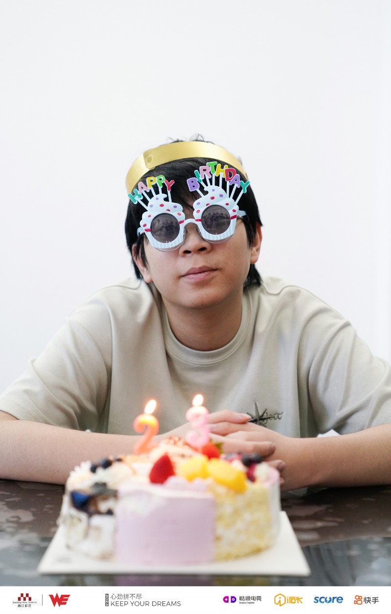 【QY球友会】WE俱乐部祝贺队内上单Wayward23岁生日：队友在旁为其庆祝?
