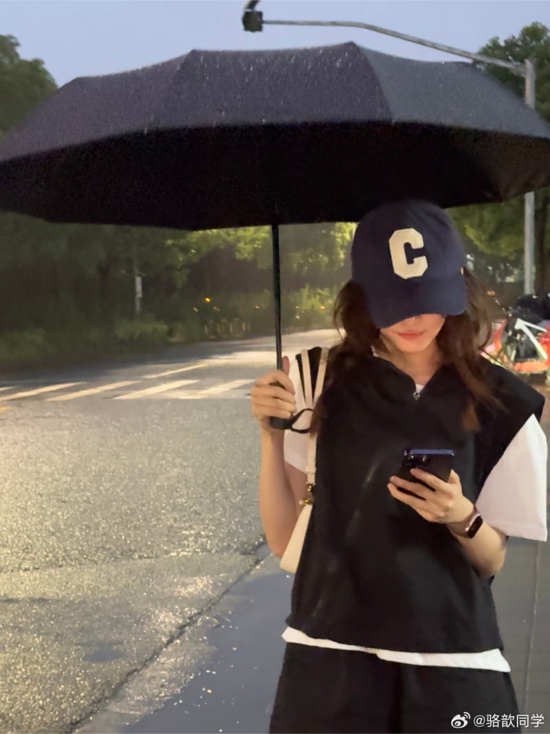 【QY球友会】LPL美女主持人骆歆晒照：淋雨也会快乐一场 ☔️