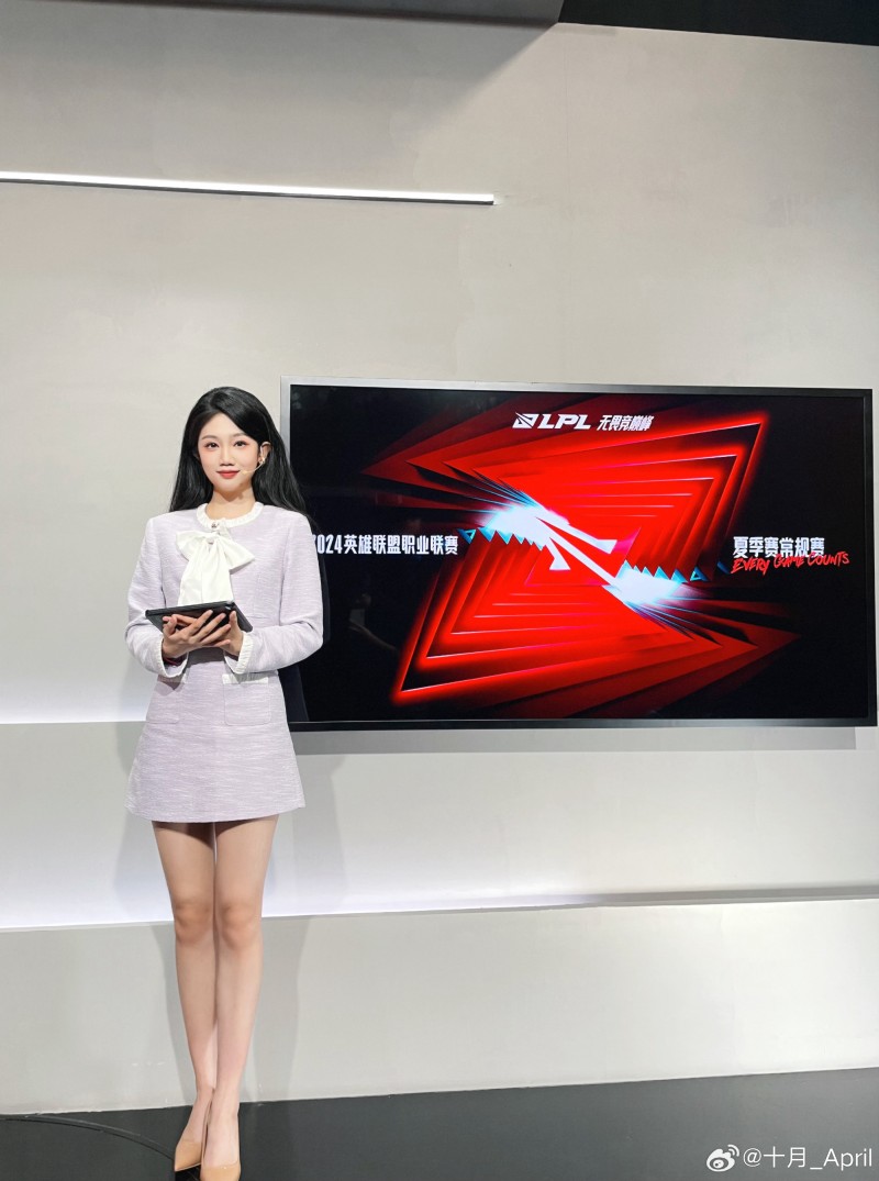 LPL互动女主持人十月晒照：紫色心情? ​​​