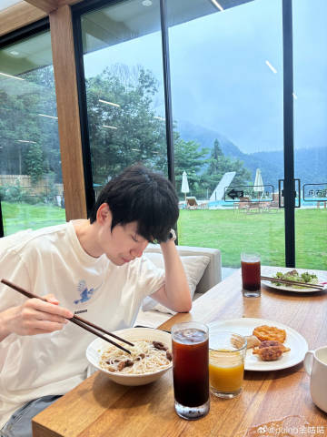 【QY球友会】Doinb分享在张家界旅游吃住情况：食物出色，酒店景观满分