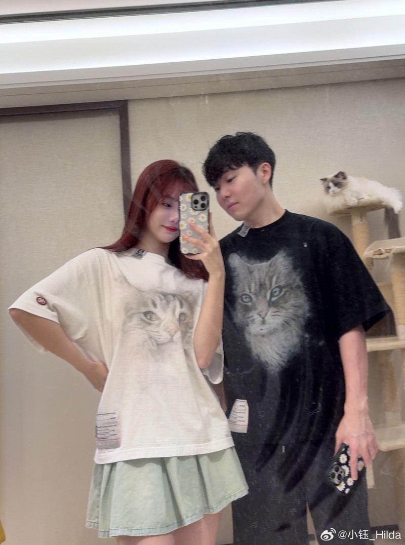 【QY球友会】撒糖了！小钰分享与Rookie的情侣装合照❤：图里有几只小猫呢？