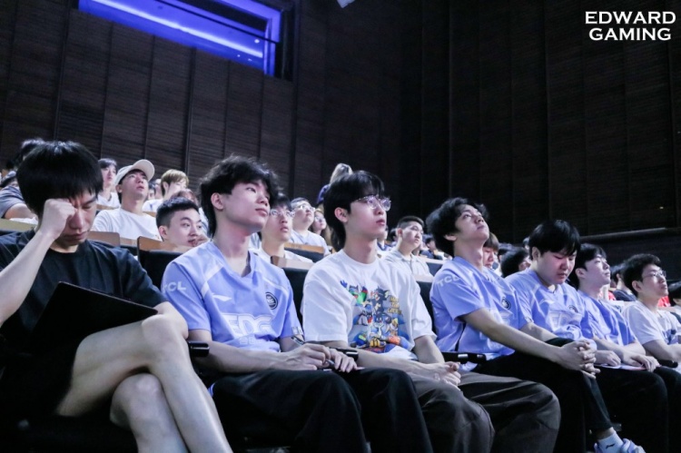 【QY球友会】EDG俱乐部分享照片：选手正在开大会，认真听讲，行成于思