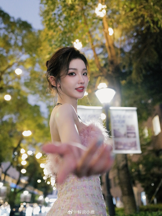 【QY球友会】好顶的御姐?！王者解说小鹿晒照：粉色抹胸小香风连衣裙