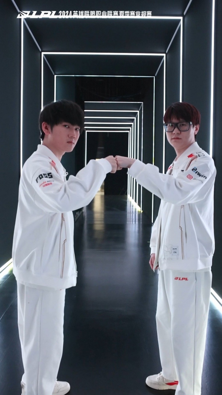 【QY球友会】TES赛场花絮：双子星霸气碰拳
