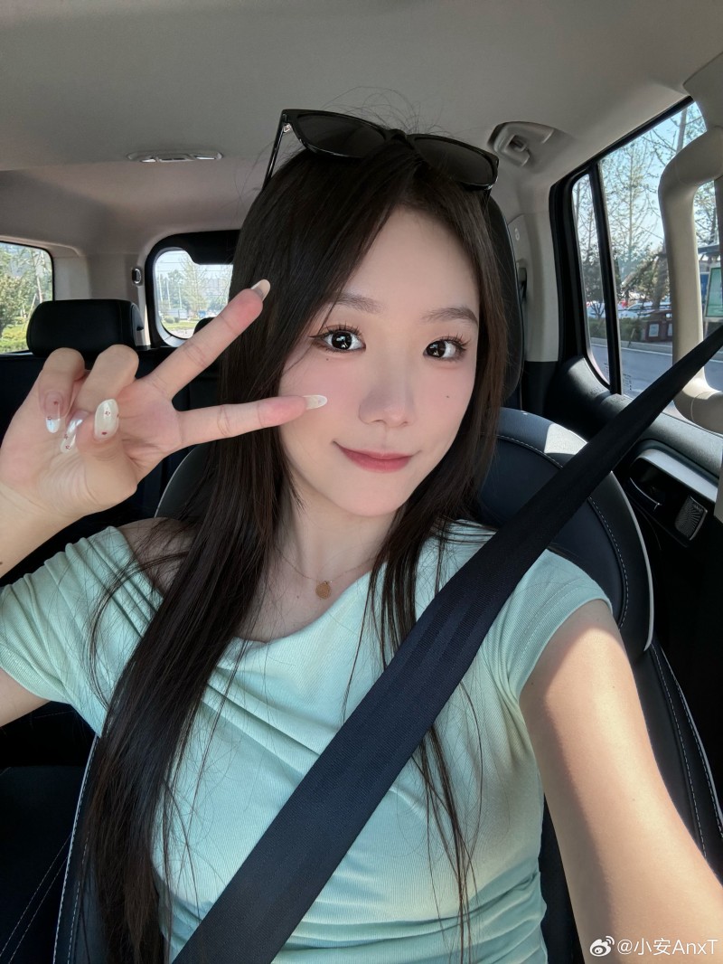 【QY球友会】PCL女主持小安晒照：最近把这一年的太阳都晒完了