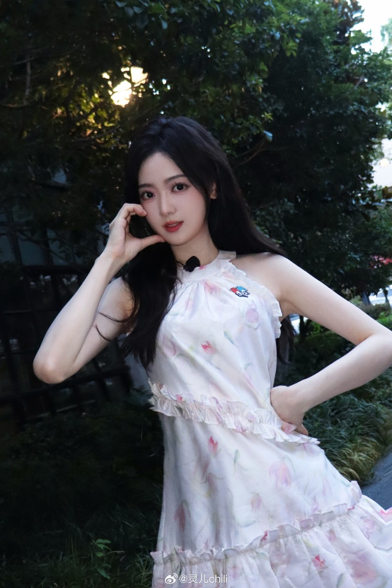【QY球友会】KPL美女解说灵儿晒照：下班咯～赶个尾巴～七夕快乐?
