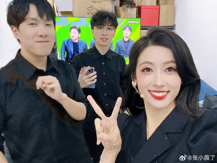 【QY球友会】可御可甜！LPL女主持张小薇晒照：好喜欢这件黑西装~