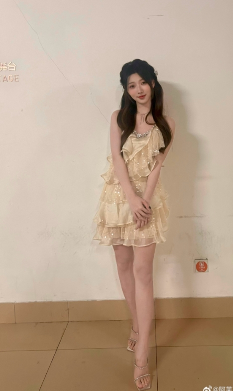 【QY球友会】竟有如此美人~主持阿芙晒照：眼神迷离 好比那秋波横欲流