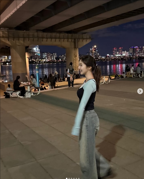 LCK美女主持尹秀彬晒照：趁着天气晴朗出门逛街~