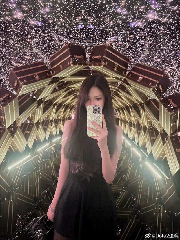DOT2美女解说蛋糕晒照：放假?多吃点小蛋糕