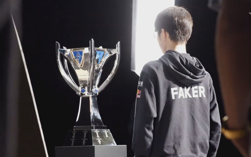 【QY球友会】创造历史还是俯首称臣？Faker从未在S赛的BO5中输给过LPL的队伍