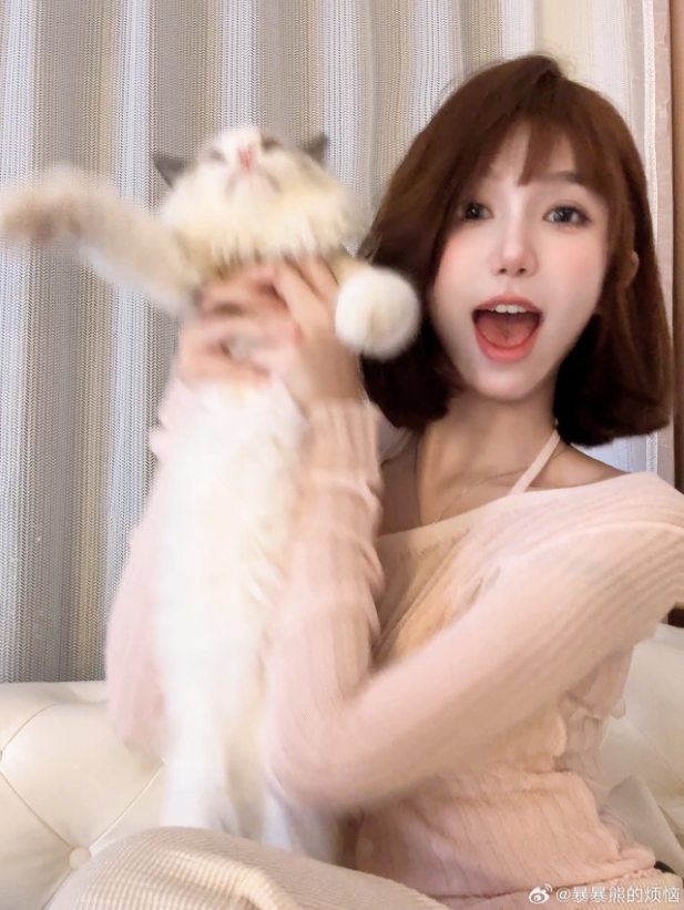 【QY球友会】CSGO美女主持暴暴熊晒照：甜妹统治世界