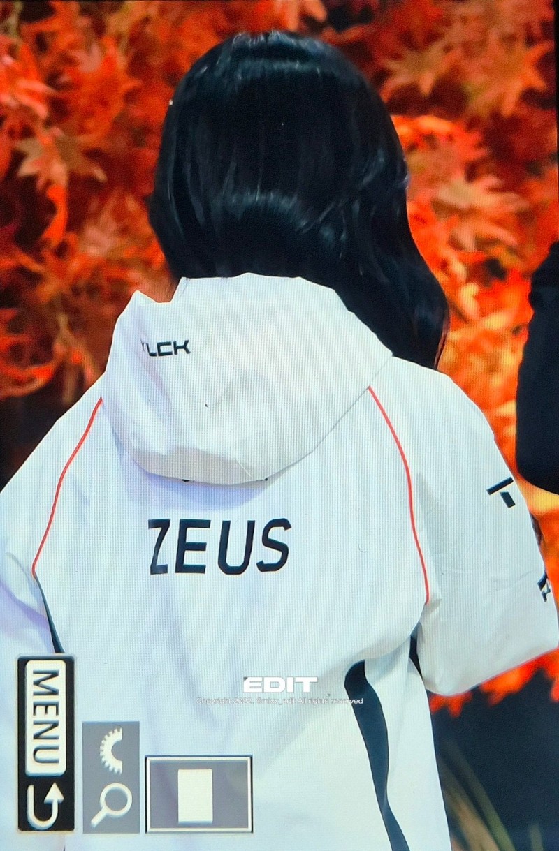 【QY球友会】我与宙斯不共戴天！韩国女团NMIXX的海媛身着T1.Zeus队服