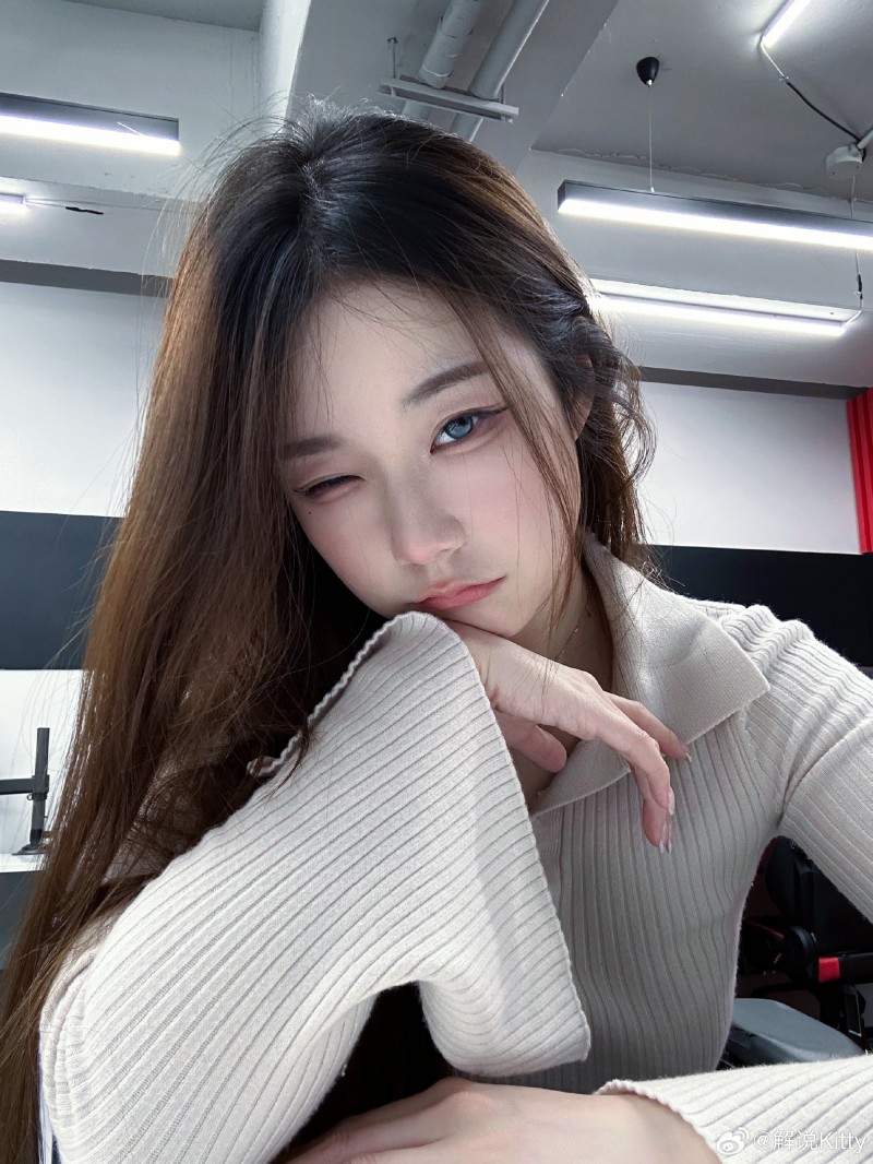 【QY球友会】前LPL英文流解说Kitty分享美照：在韩国首尔，准备开启直播~