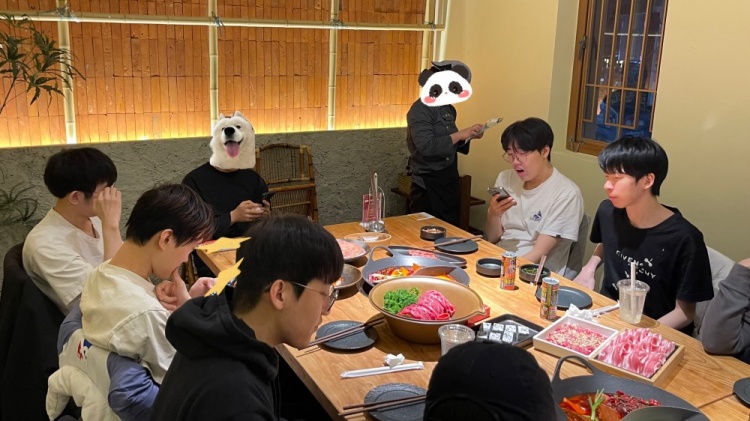 【QY球友会】AL官方分享新阵容成员们聚餐照：简简单单又一餐