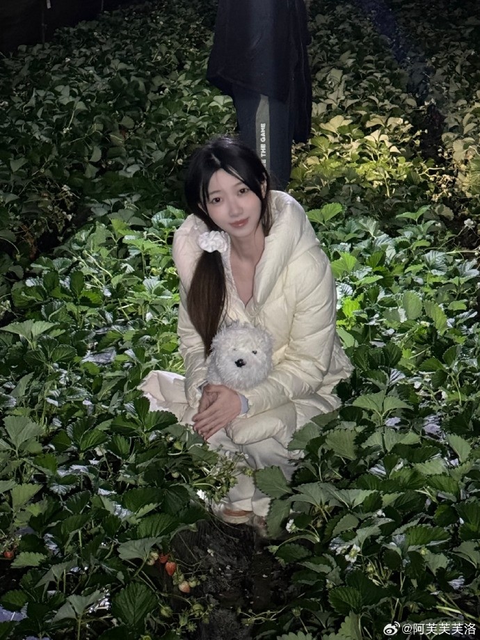 【QY球友会】主持人阿芙晒照：现摘的草莓就是甜，现做的饭菜就是香