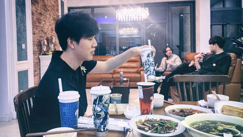 【QY球友会】iG工作人员分享多张训练日常照：Theshy及队友人均一杯茶百道！