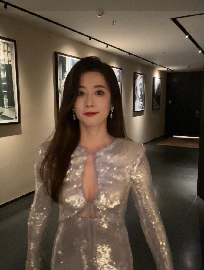【QY球友会】LPL女主持张小薇晒照：今年经历了背叛、车祸，但我都意外的活了下来
