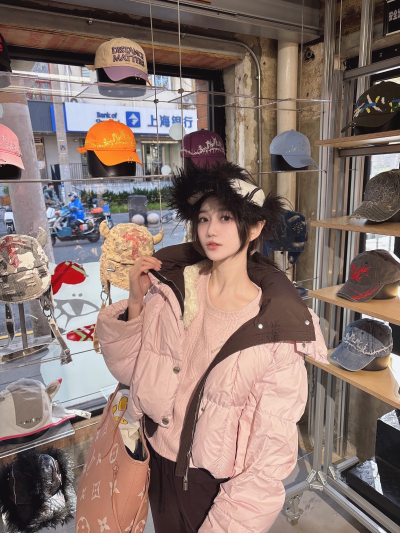 【QY球友会】LPL互动女主持人小悠珊珊晒照：阳光明媚，姐妹聚会?