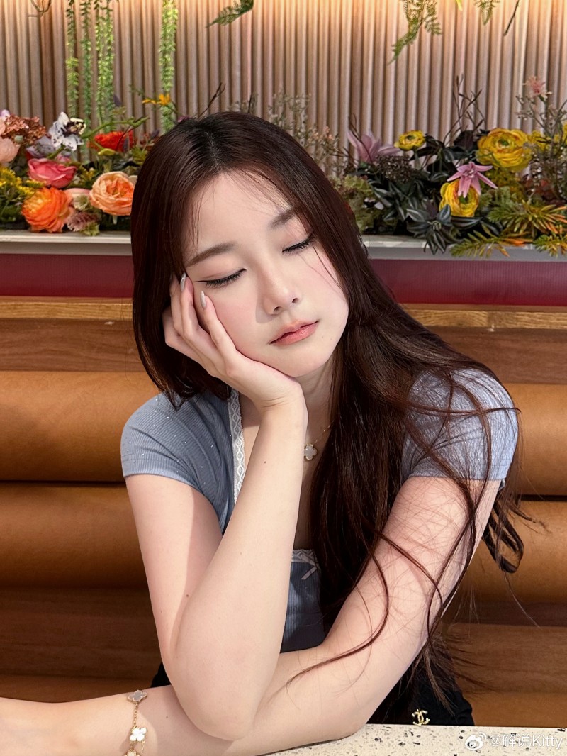前英文流解说Kitty分享美照：?喜欢哪一张 ⋆౨ৎ˚⟡˖ ࣪