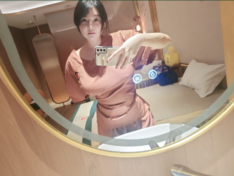 诶哟卧槽 要命阿?Dota2解说胡雅菁晒照：洗浴中心随手展示丰富武器库