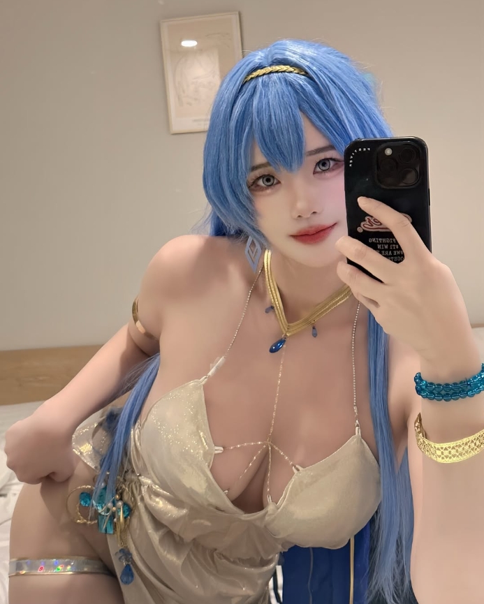 【QY球友会】大方！Faker美女粉丝Cos《NIKKE》海伦：身材诱人简直不要太顶🥵